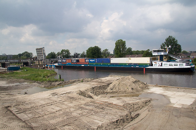 Scheepvaartverkeer op Van Harinxmakanaal bij Drachtsterbrug Leeuwarden