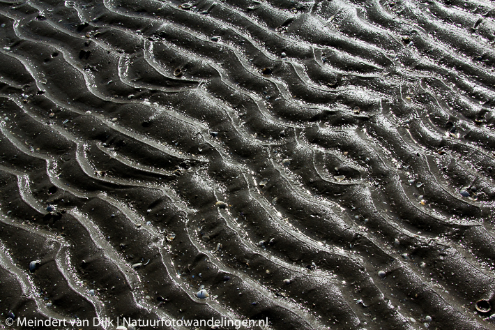 Zandribbels op een drooggevallen zandplaat in de Waddenzee