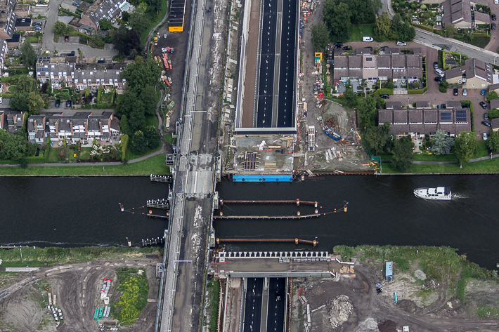 Nieuw aquaduct in Drachtsterweg onder Van Harinxmakanaal te Leeuwarden