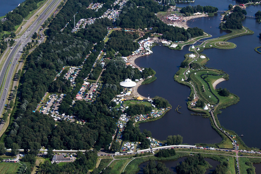 Luchtfoto van het Psy-Fi festival in recreatiegebied De Groene Ster in Leeuwarden (2015)